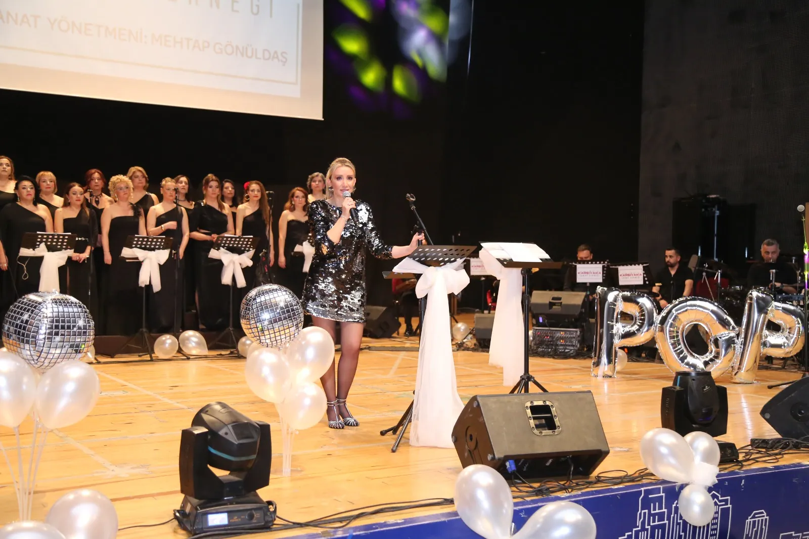 Karşıyaka Sanat Derneği Pop Korosundan muhteşem performans…